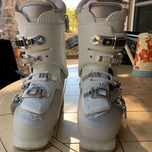 Women’s Nordica Ski boots; Size 23.5, 275mm